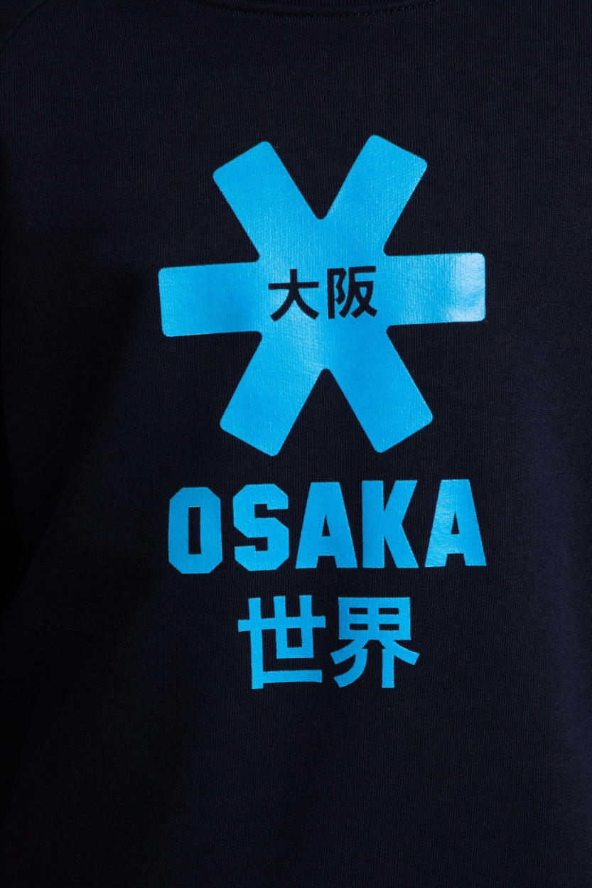Osaka kids sweater in navy with logo in blue. Detail view logo