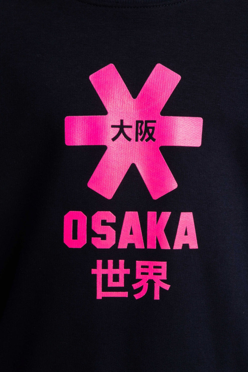 Osaka kids sweater in navy with pink logo. Detail view logo