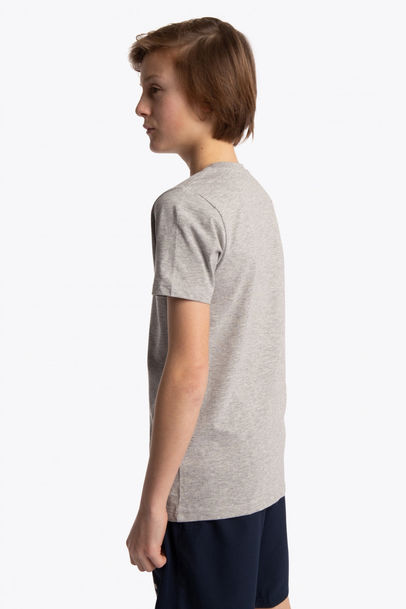 Boy wearing the Osaka kids tee short sleeve grey with logo in green. Side view