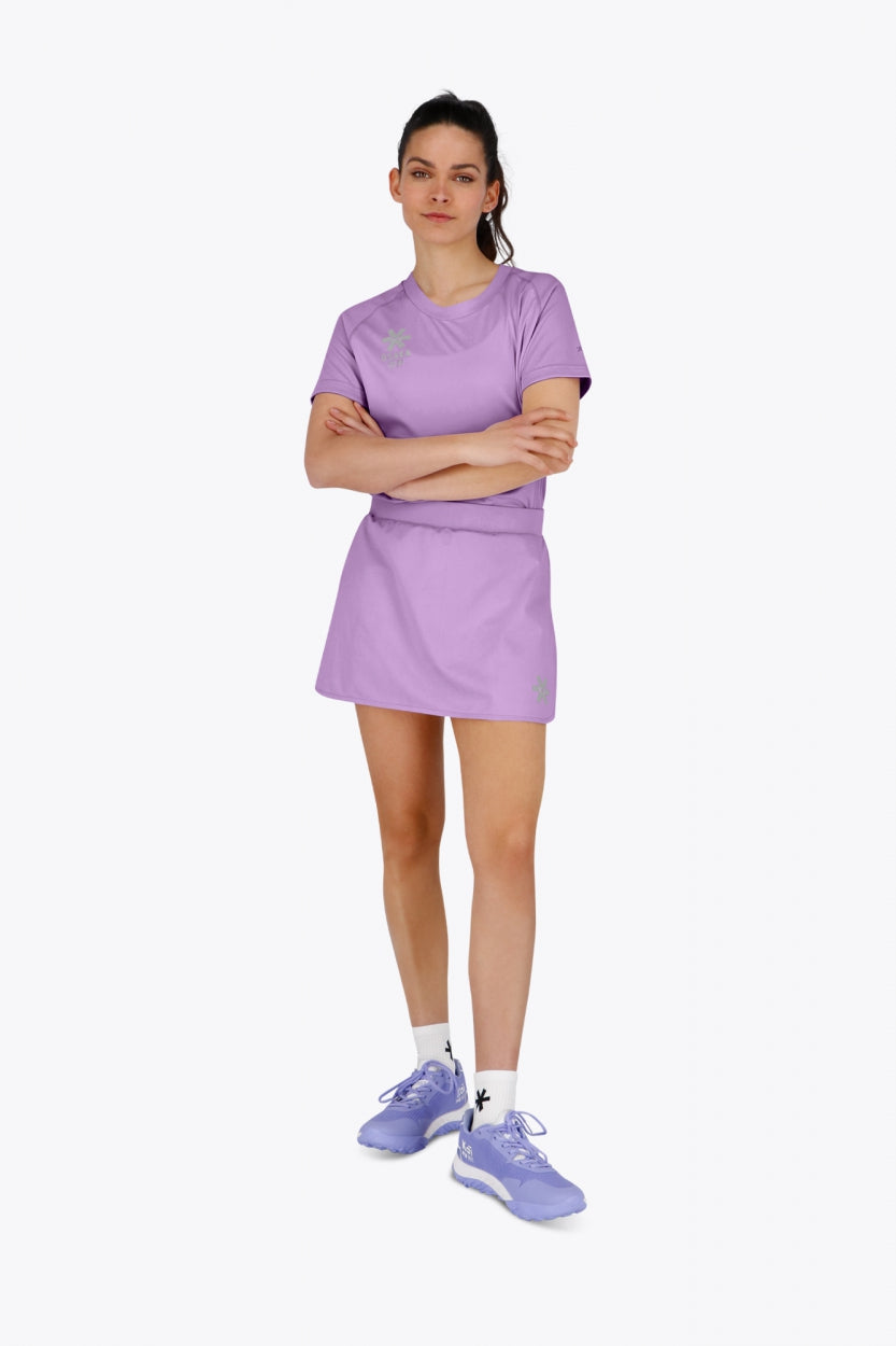 Woman wearing the Osaka women ball skort in light purple with logo in grey. Front view