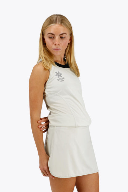 Woman wearing the Osaka women singlet in light grey with logo in grey. Side view