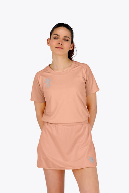 Woman wearing the Osaka women tee short sleeve in peach with logo in grey. Front view