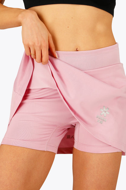 Woman wearing the Osaka women floucy skort pink with logo in grey. Front detail short view