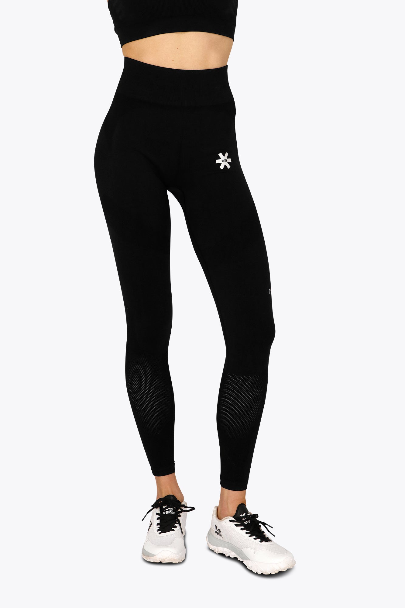 Woman wearing the Osaka women shimuresu leggin in black with logo in grey. Front view
