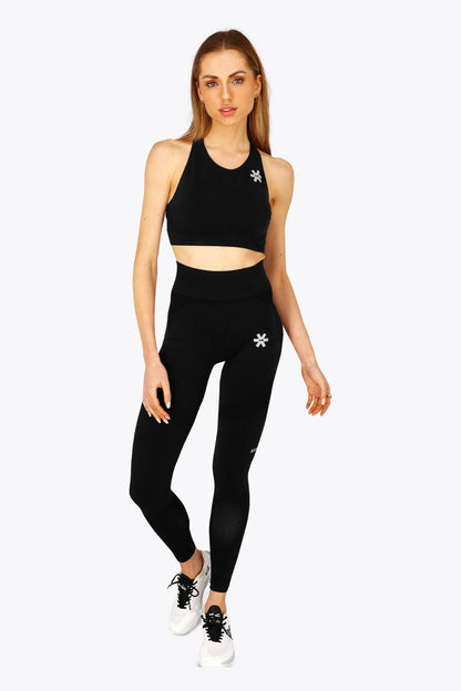 Woman wearing the Osaka women shimuresu leggin in black with logo in grey. Front view