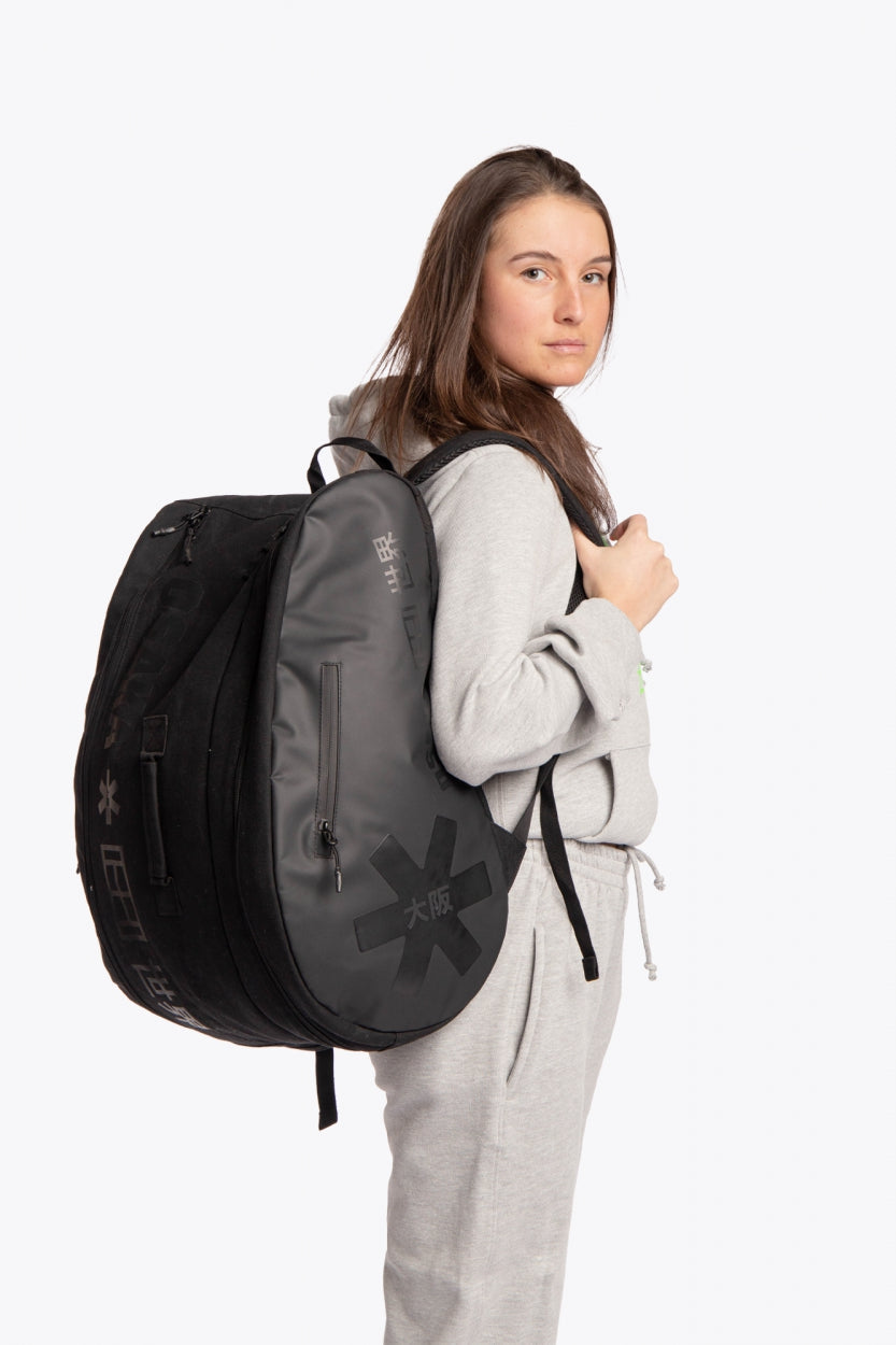 Pro Tour padel bag in black with logo in black. Woman wearing the bag