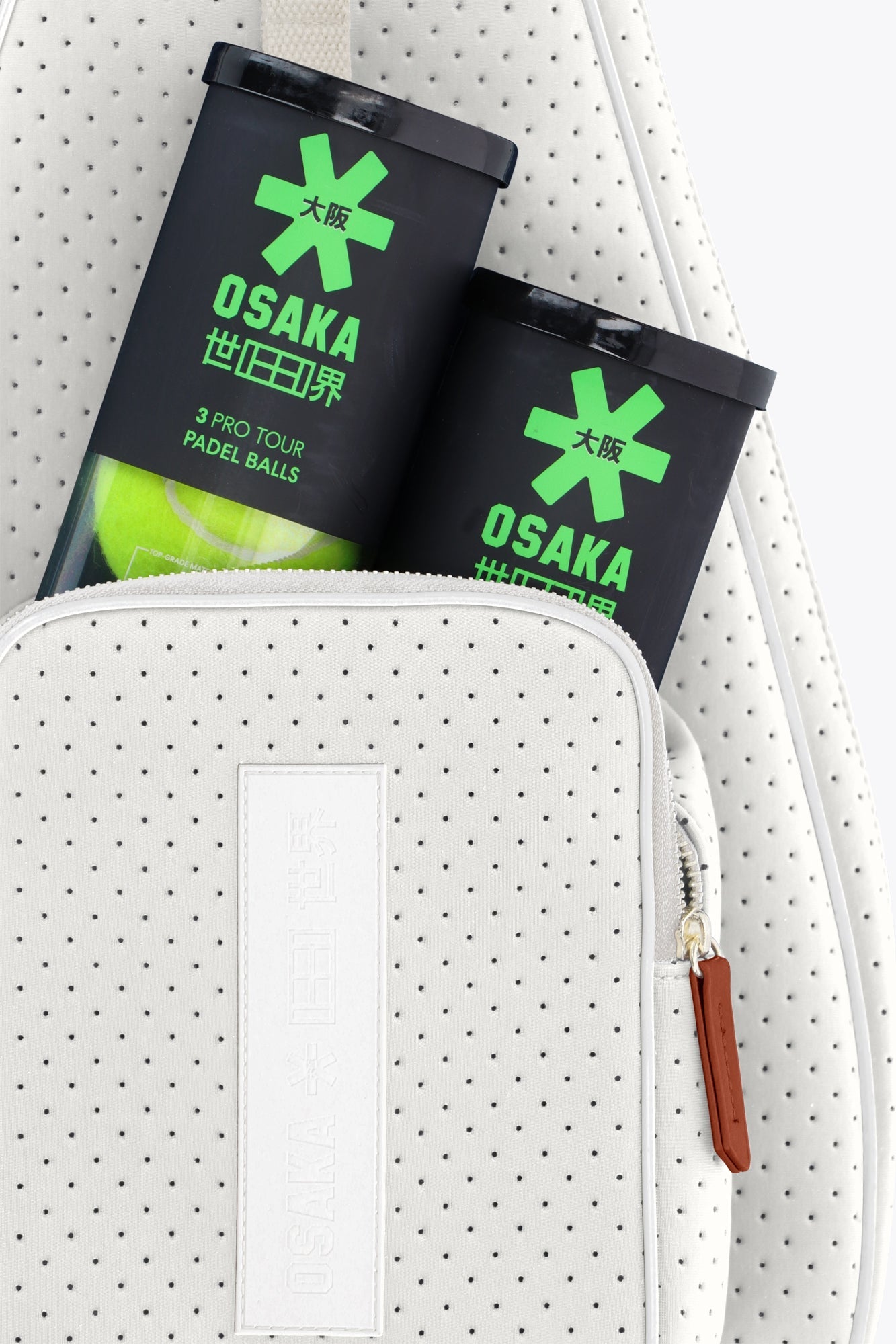 Osaka neoprene padel bag in light grey with structure and logo in white. Detail compartment view