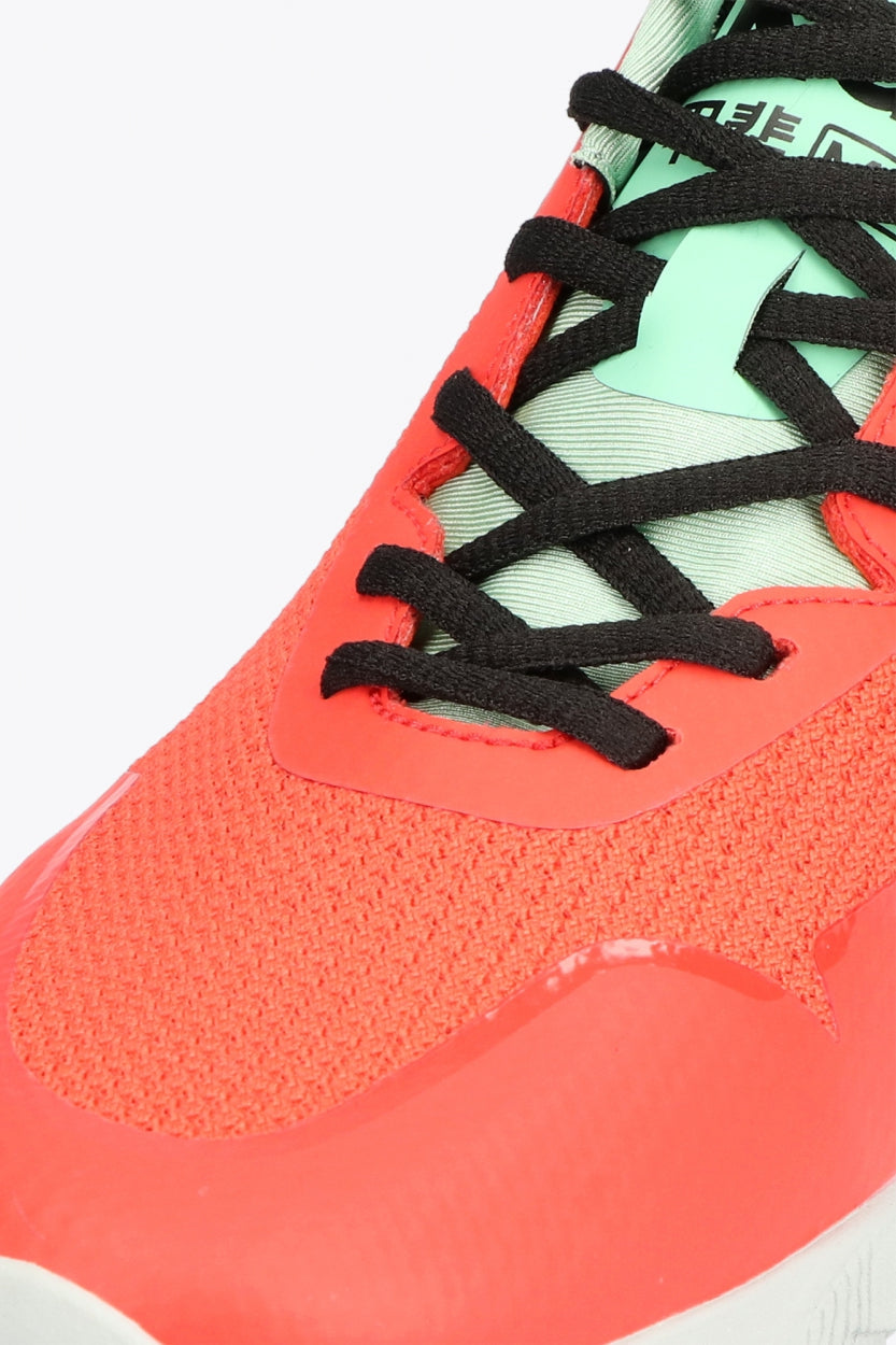 Osaka footwear Kai Mk1 in oxy fire and cream jade with logo in green. Detail shoelace view