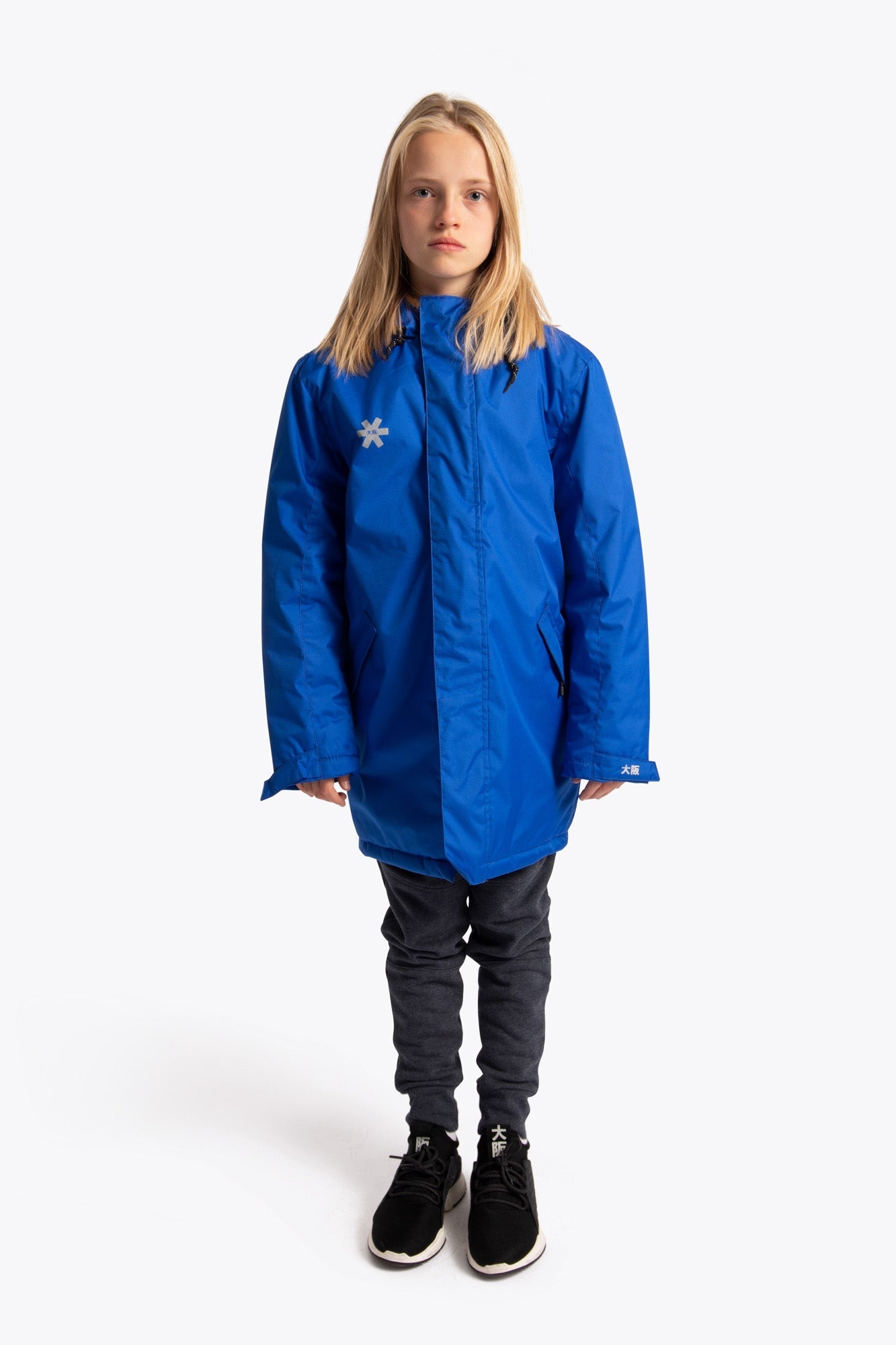 Girl wearing the Osaka Kids Stadium Jacket in Navy Blue. Front view
